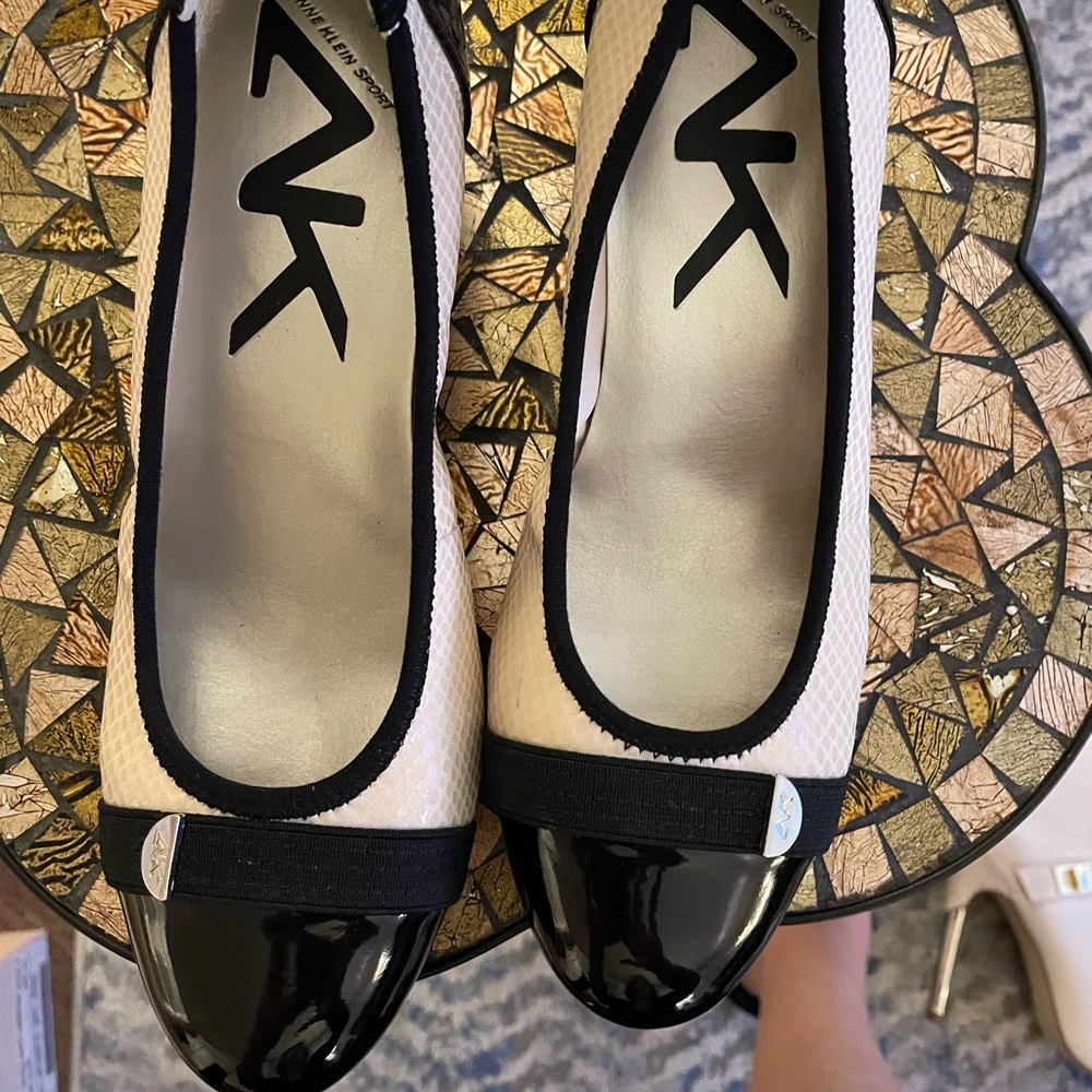 Anne, Klein shoes